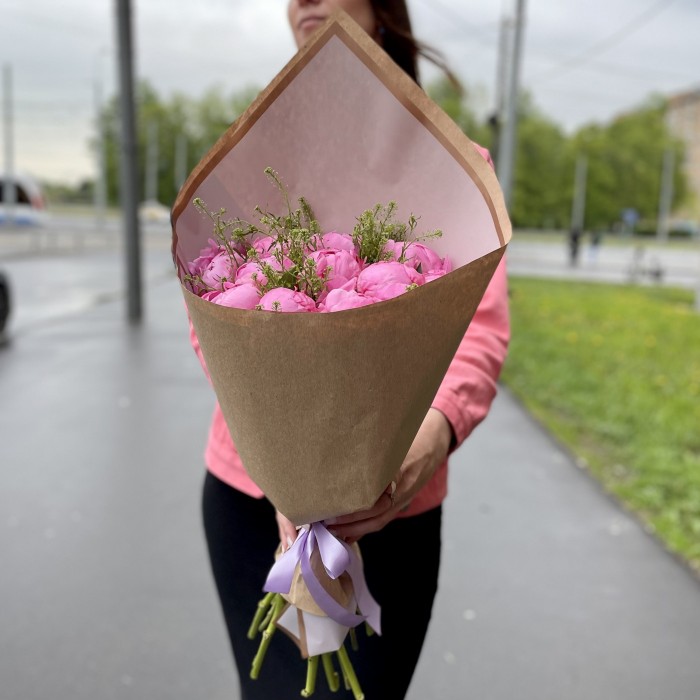 Букет из 11 розовых пионов с зеленью