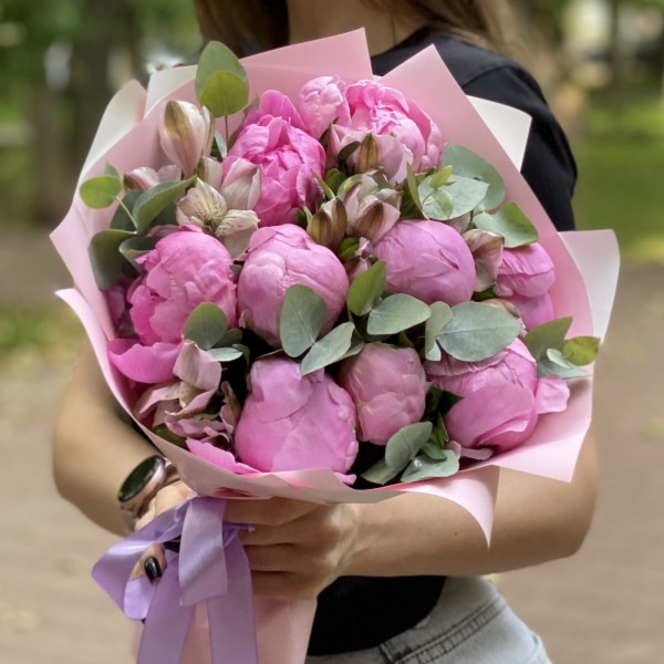 Букет из 9 пионов Флеминг с альстромерией