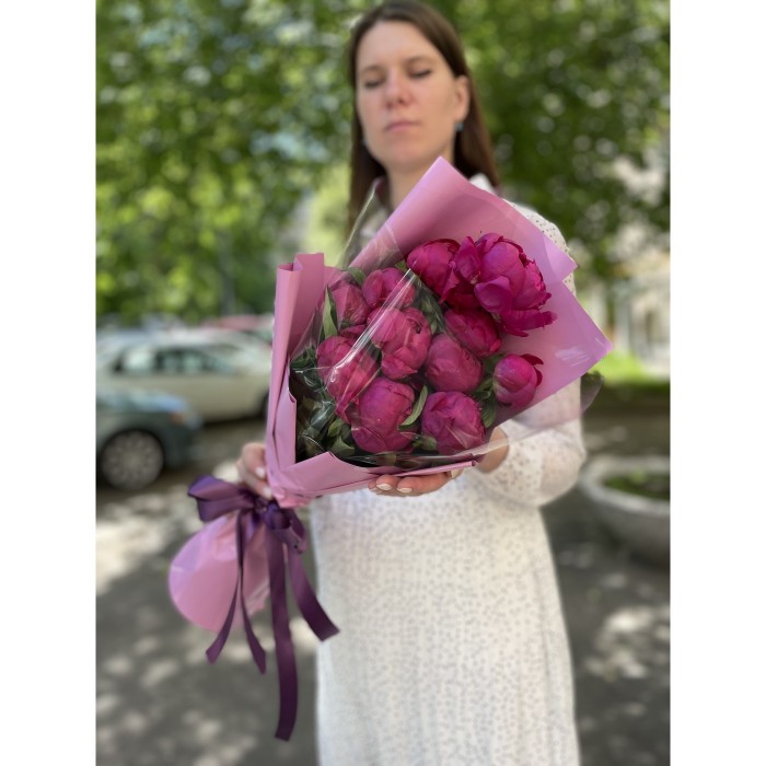 Букет из 11 фиолетовых пионов