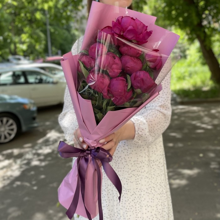 Букет из 11 фиолетовых пионов