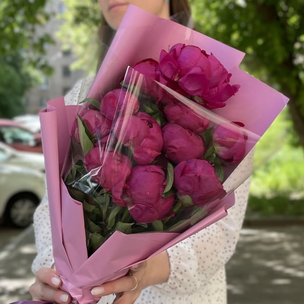 Букет из 11 фиолетовых пионов