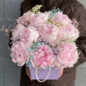 Композиция из 11 пионов Сара Бернар с радужной гипсофилой