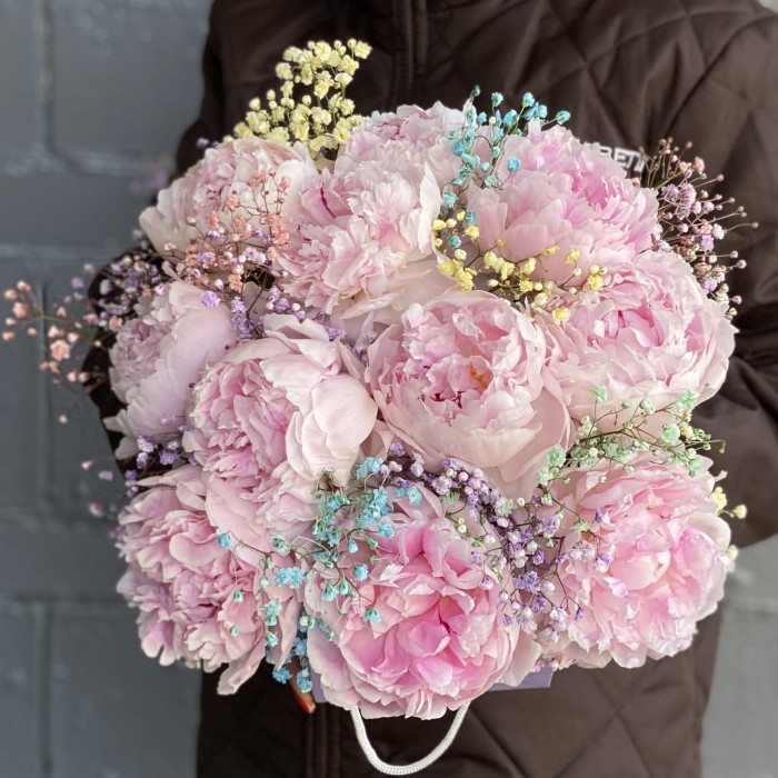 Композиция из 11 пионов Сара Бернар с радужной гипсофилой