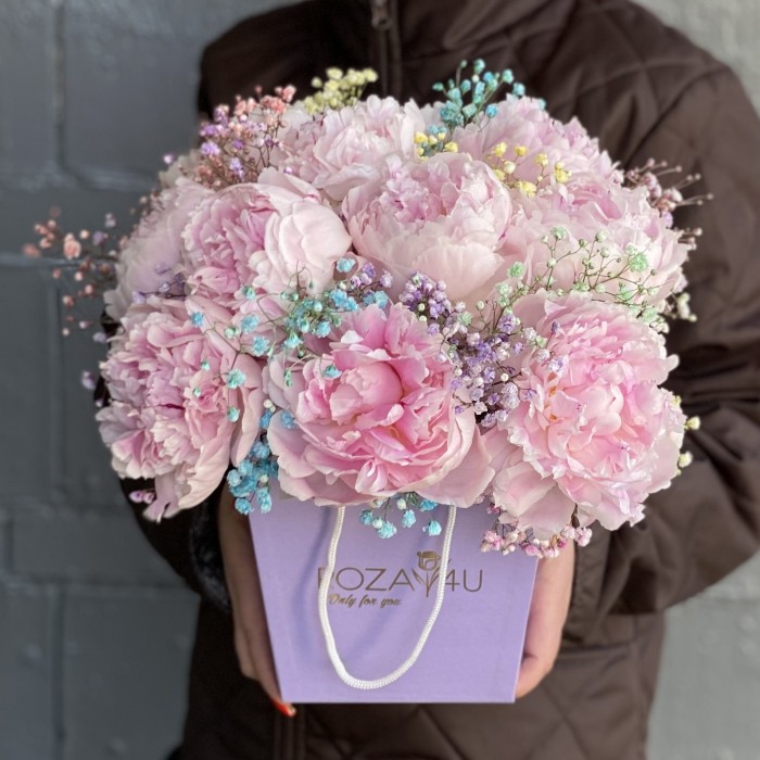 Композиция из 11 пионов Сара Бернар с радужной гипсофилой