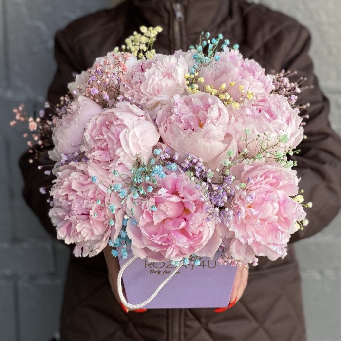 Композиция из 11 пионов Сара Бернар с радужной гипсофилой
