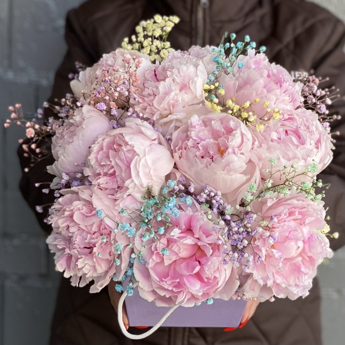 Композиция из 11 пионов Сара Бернар с радужной гипсофилой