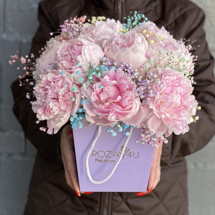 Композиция из 11 пионов Сара Бернар с радужной гипсофилой