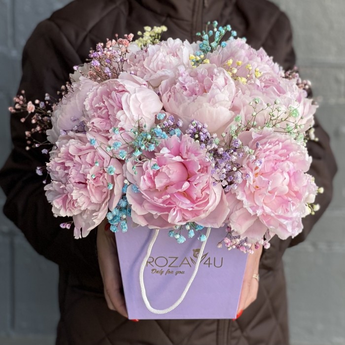 Композиция из 11 пионов Сара Бернар с радужной гипсофилой