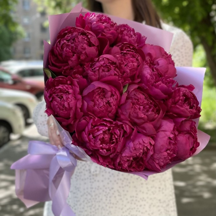 Букет из 15 фиолетовых пионов