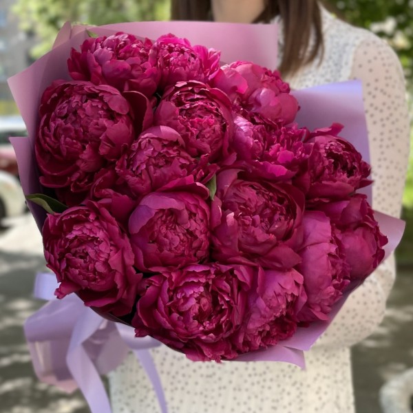 Букет из 15 фиолетовых пионов