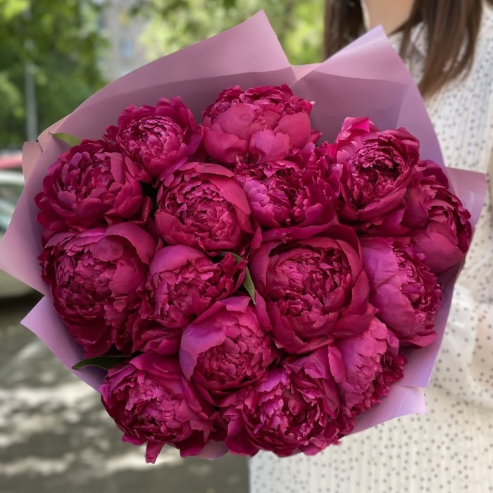 Букет из 15 фиолетовых пионов
