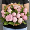 25 розовых пионов Сара Бернар в корзине