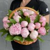 25 розовых пионов Сара Бернар в корзине