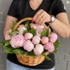 25 розовых пионов Сара Бернар в корзине