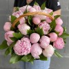 25 розовых пионов Сара Бернар в корзине