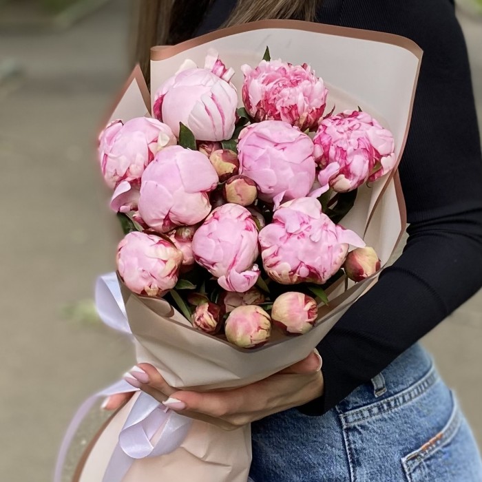 9 кустовых пионов Сара Бернар