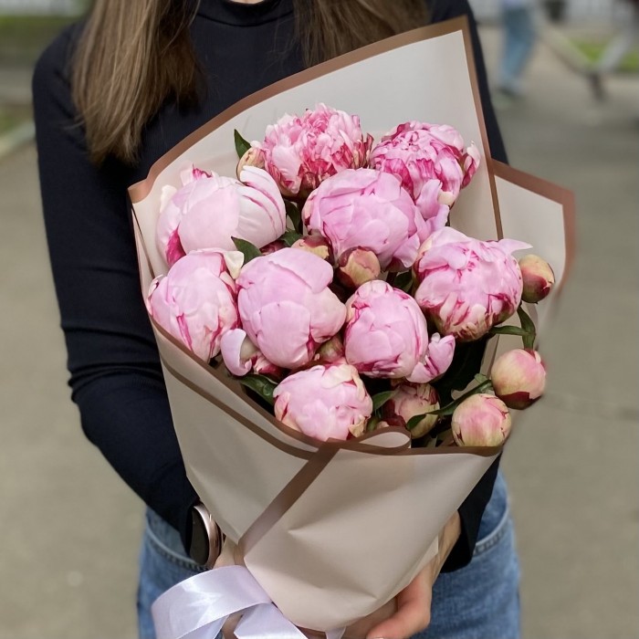 9 кустовых пионов Сара Бернар