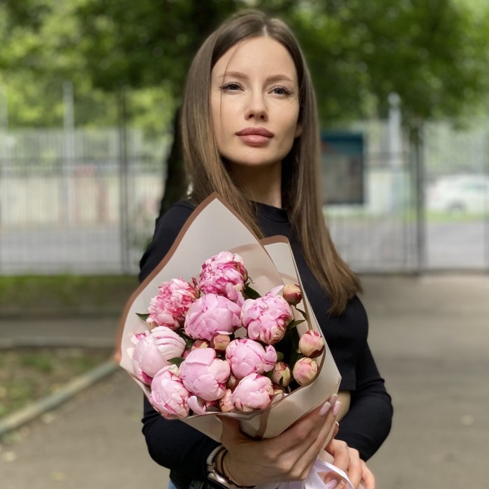 9 кустовых пионов Сара Бернар