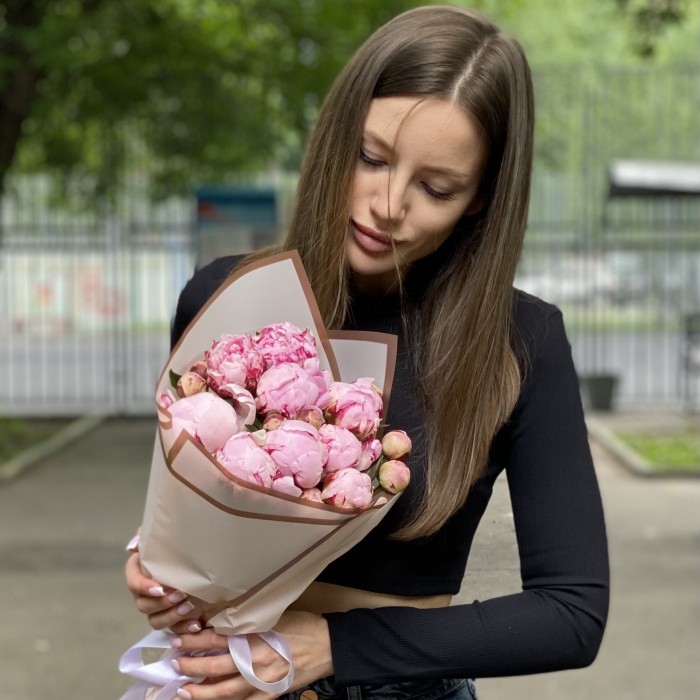 9 кустовых пионов Сара Бернар