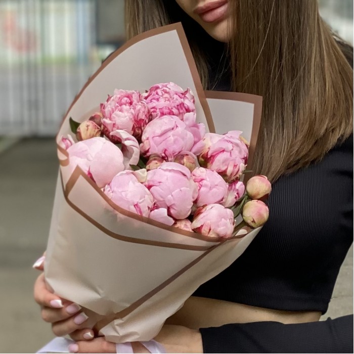 9 кустовых пионов Сара Бернар