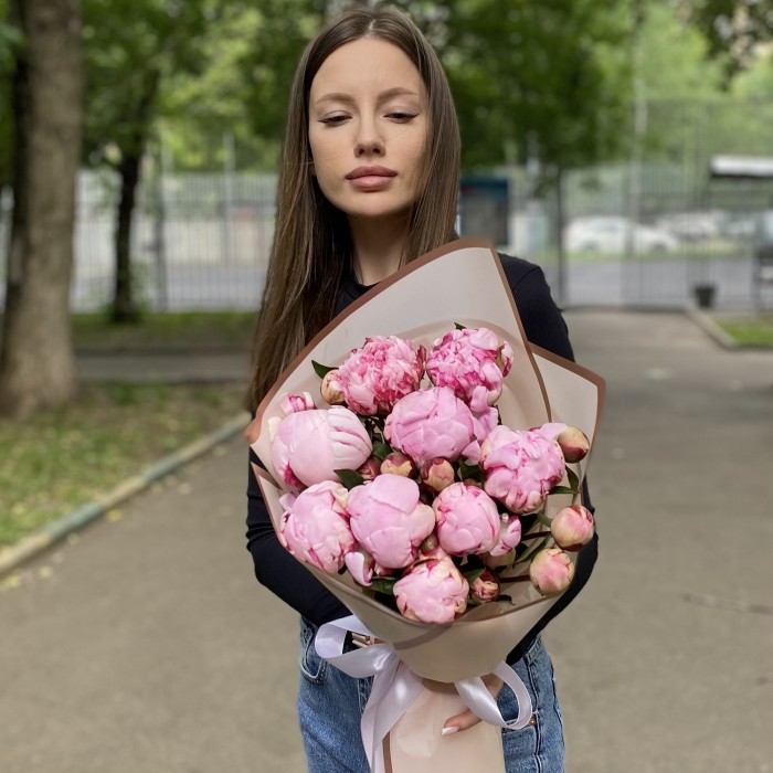 9 кустовых пионов Сара Бернар