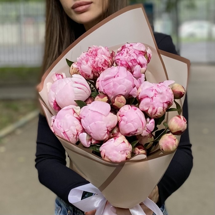 9 кустовых пионов Сара Бернар