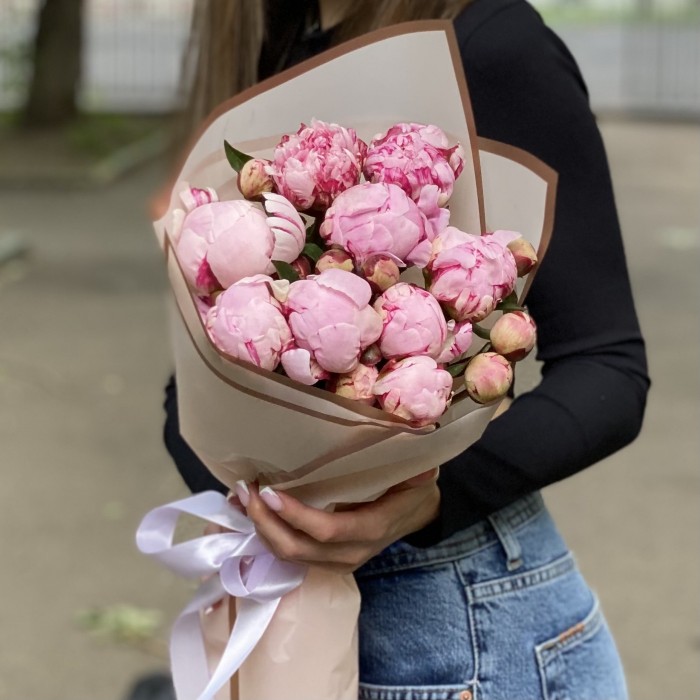 9 кустовых пионов Сара Бернар