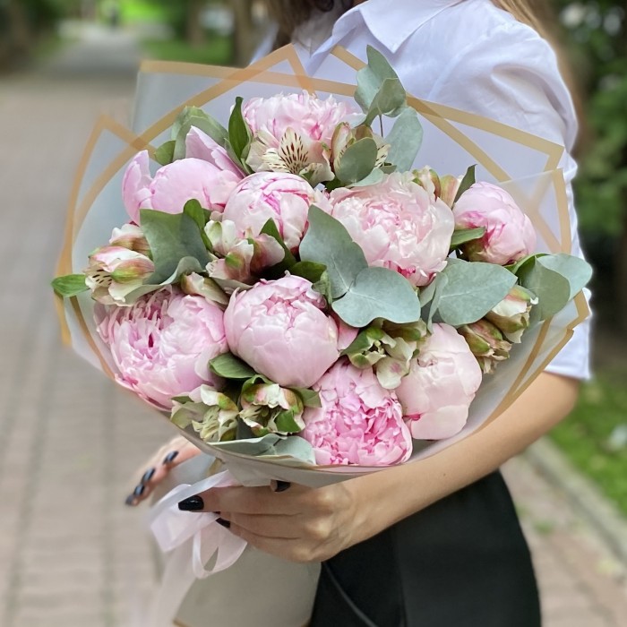 Букет из 9 пионов Сара Бернар с альстромерией