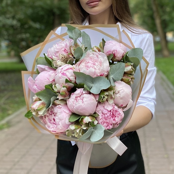 Букет из 9 пионов Сара Бернар с альстромерией