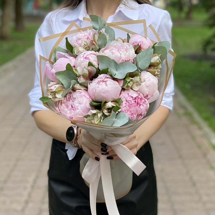 Букет из 9 пионов Сара Бернар с альстромерией