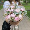 Букет из 9 пионов Сара Бернар с альстромерией