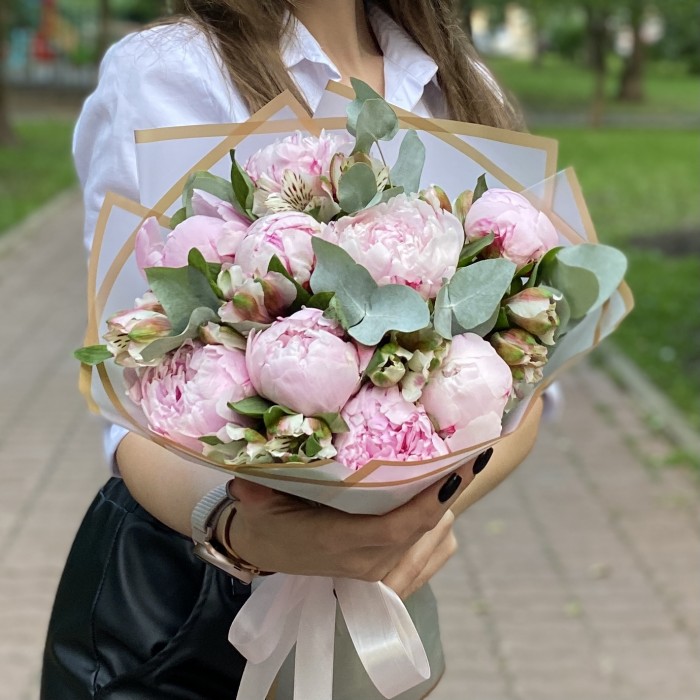 Букет из 9 пионов Сара Бернар с альстромерией