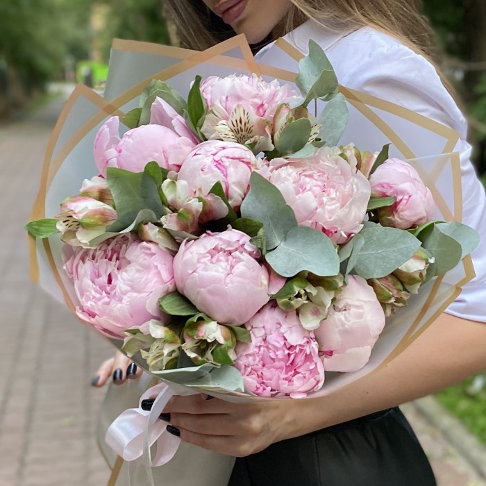 Букет из 9 пионов Сара Бернар с альстромерией