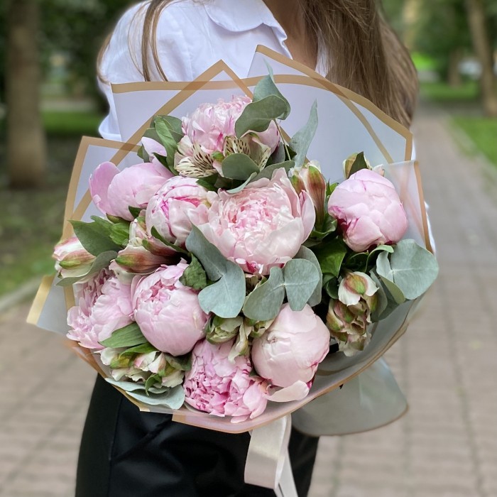 Букет из 9 пионов Сара Бернар с альстромерией
