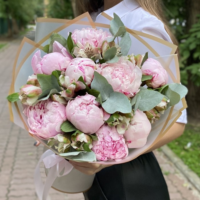Букет из 9 пионов Сара Бернар с альстромерией