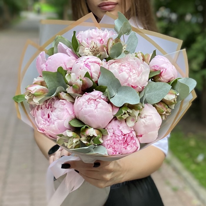 Букет из 9 пионов Сара Бернар с альстромерией