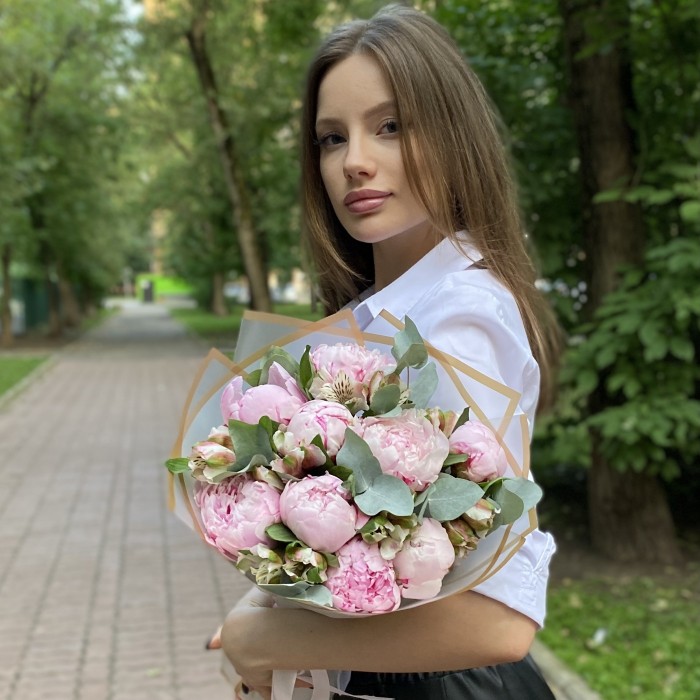 Букет из 9 пионов Сара Бернар с альстромерией