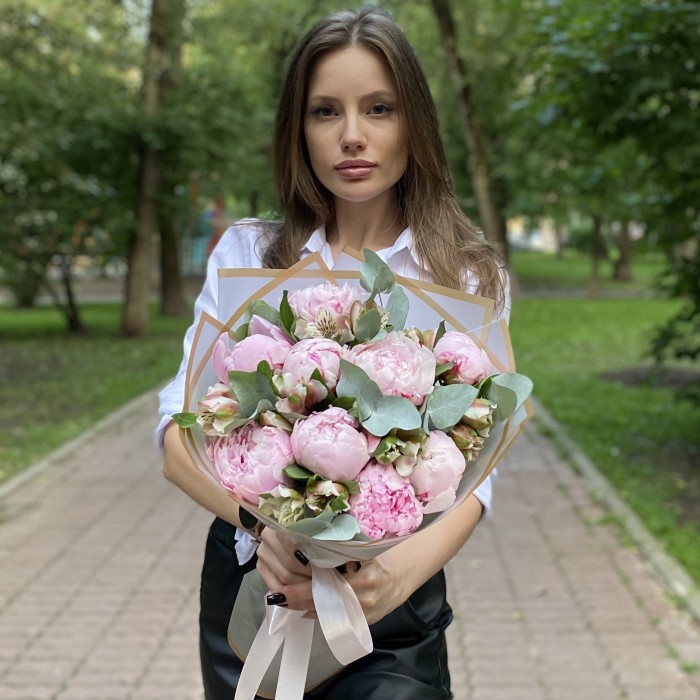 Букет из 9 пионов Сара Бернар с альстромерией