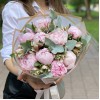 Букет из 9 пионов Сара Бернар с альстромерией
