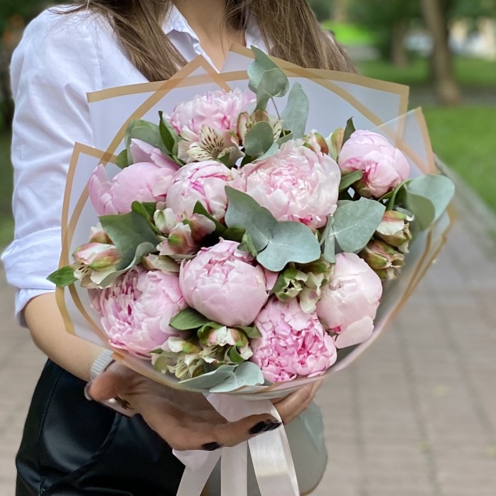 Букет из 9 пионов Сара Бернар с альстромерией