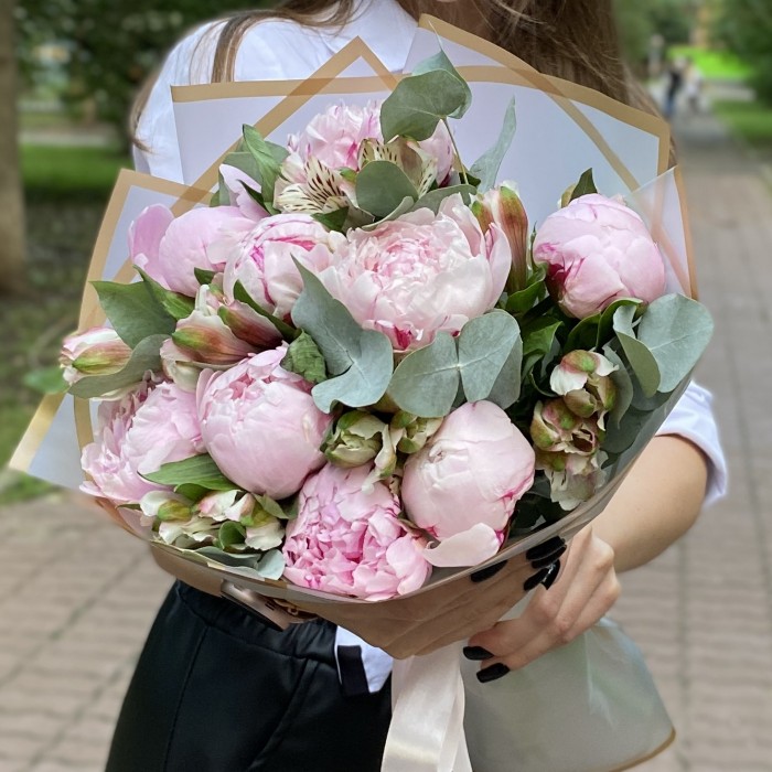 Букет из 9 пионов Сара Бернар с альстромерией