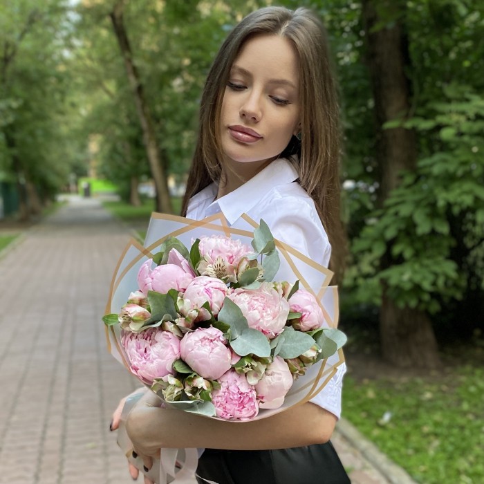 Букет из 9 пионов Сара Бернар с альстромерией