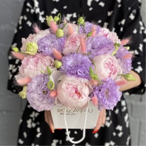 Композиция из пионов Сара Бернар и эустомы