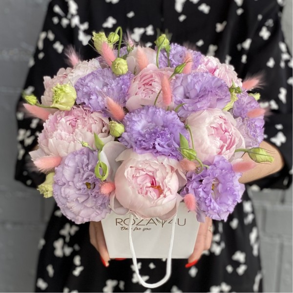 Композиция из пионов Сара Бернар и эустомы