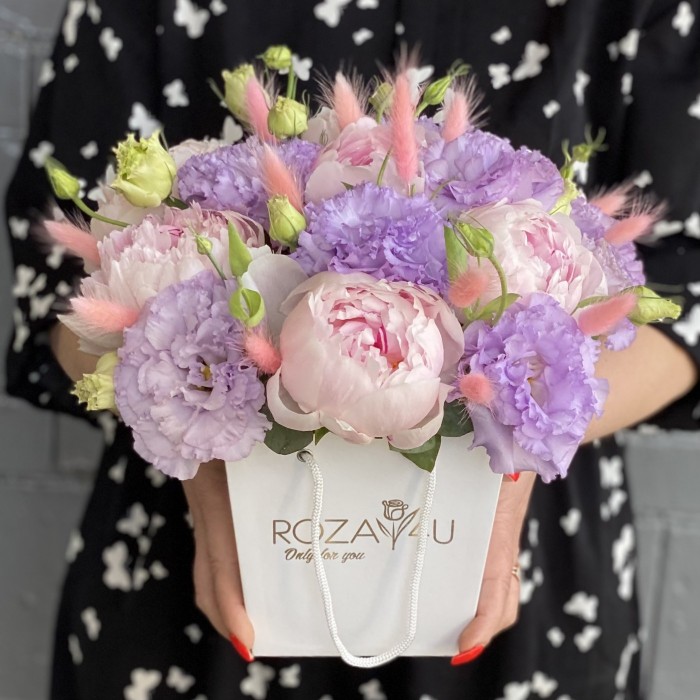 Композиция из пионов Сара Бернар и эустомы