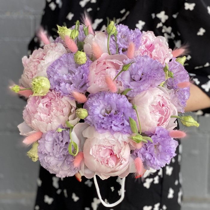 Композиция из пионов Сара Бернар и эустомы