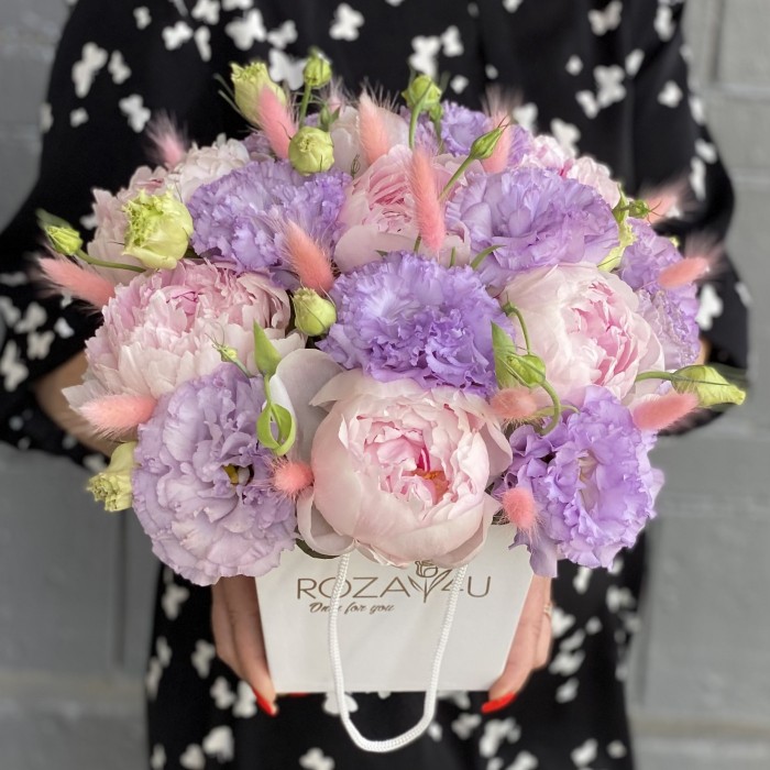 Композиция из пионов Сара Бернар и эустомы