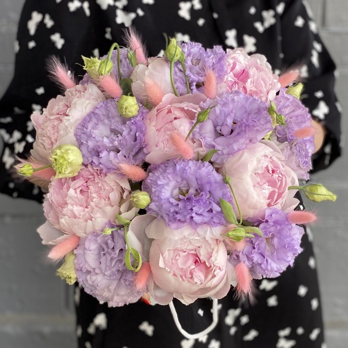 Композиция из пионов Сара Бернар и эустомы