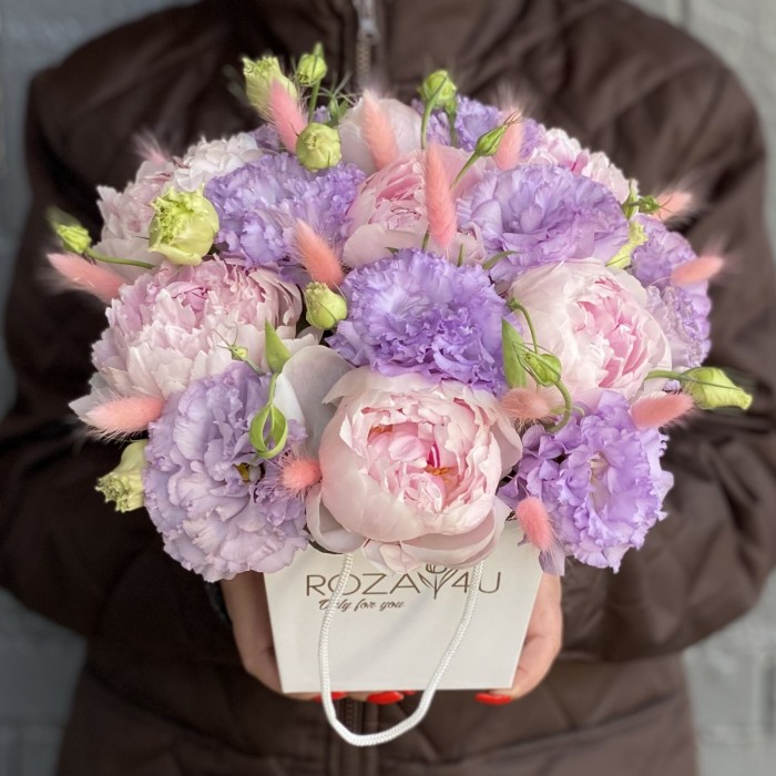 Композиция из пионов Сара Бернар и эустомы