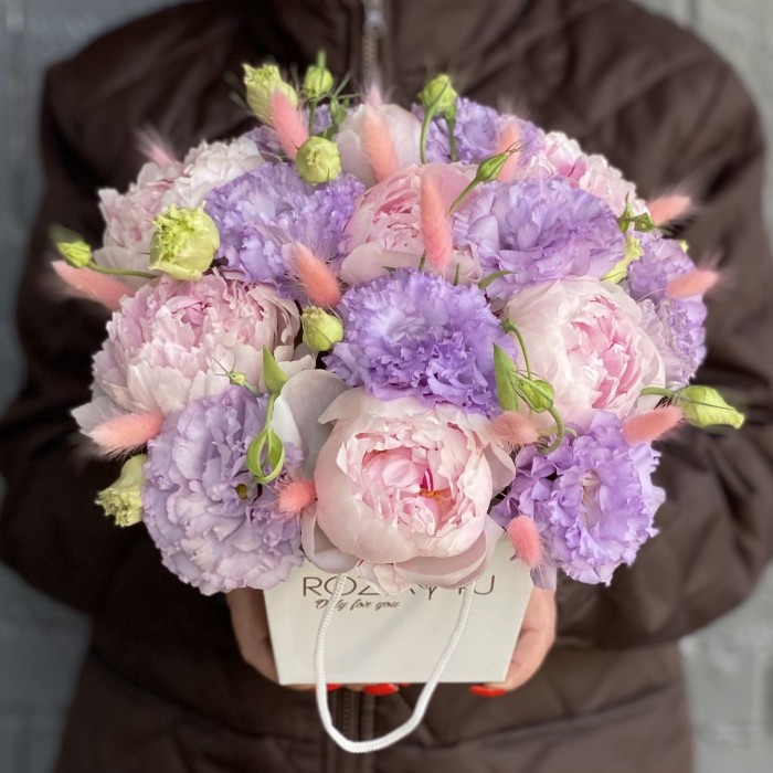 Композиция из пионов Сара Бернар и эустомы